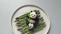 Ia juga membuat kreasi nasi kepal dengan gim (rumput laut kering) yang dibentuk panda menggemaskan. Tak hanya itu, tapi diberikan juga aspragus sebagai alasnya. Foto: Instagram @sibatable