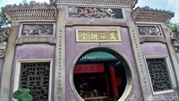 Diriwayatkan, Makau mendapatkan namanya karena kesalahpahaman terkait Kuil A-Ma. Ketika para pendatang Portugis tiba di semenanjung itu, mereka bertanya-tanya apa nama negeri itu. Masyarakat lokal Fujian mengira pertanyaan tersebut adalah tentang kuil terdekat dan mereka menjawab: A-Ma Gau, teluk A-Ma. Karena tidak familiar dengan bunyi bahasa asing, orang Portugis menafsirkannya menjadi kata yang lebih nyaman untuk diucapkan, Makau. Foto: (Dok Nograhany WK/detikcom)