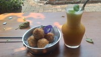 Traveler bisa memesan minuman mix juice buah mangga dan nanas serta kudapan bitterballen. Ada juga banyak menu lainnya seperti nasi dan pasta. Walaupun terlihat sederhana, namun rasa yang disuguhkan istimewa, serasa berada di rumah sendiri. (Muhammad Lugas Pribady/detikTravel)