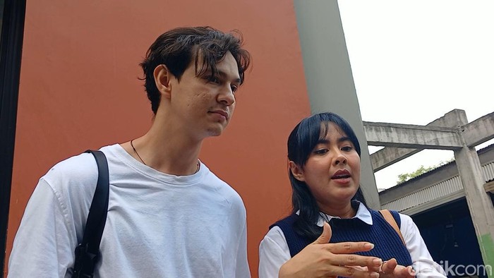 marcell darwin dan istrinya