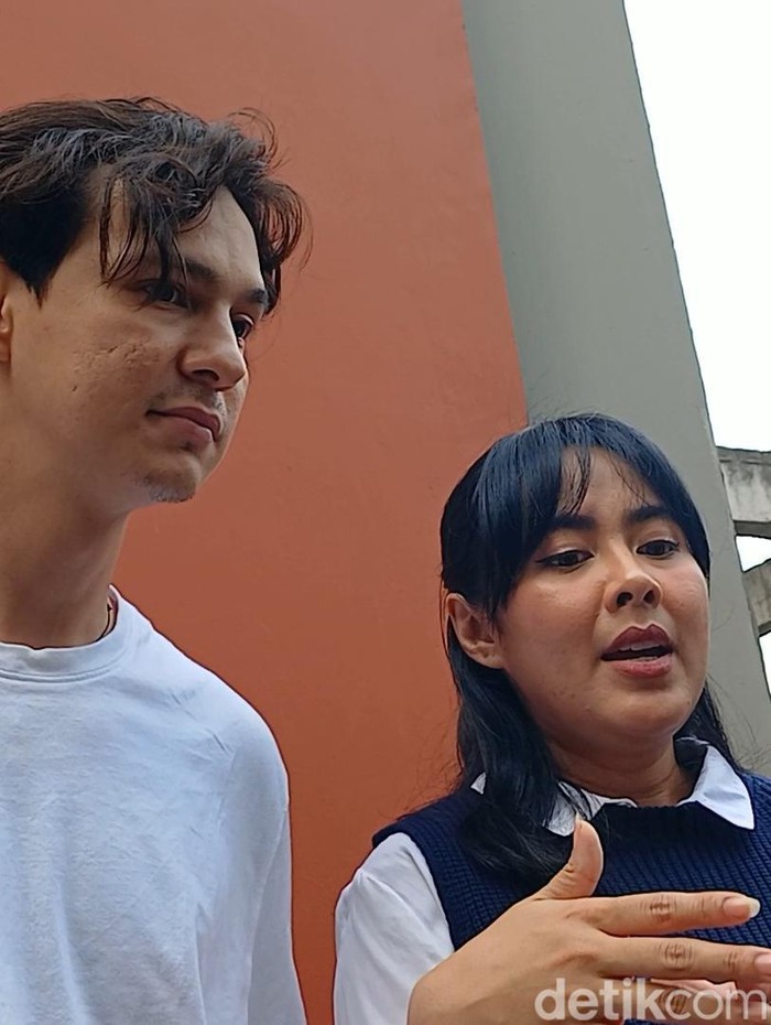 marcell darwin dan istrinya