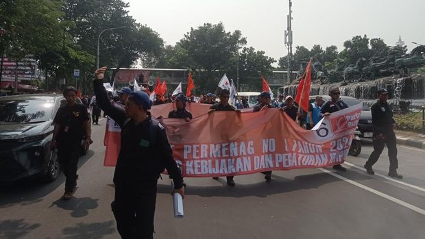 Massa buruh demo tolak PHK longmarch dari Patung Kuda ke Kemenhub-Kemendag (Taufiq/detikcom)