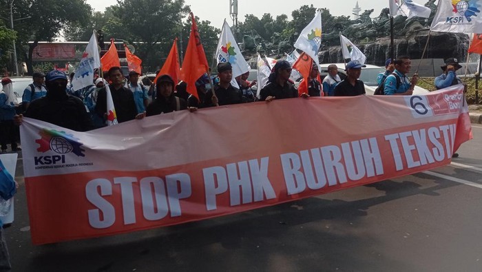 Ribuan Buruh Gelar Aksi Massa, Long March Menuntut Pembatalan PHK ke Kantor Pemerintah