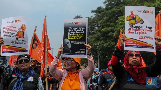 Massa buruh yang tergabung dalam Konfederasi Serikat Pekerja Indonesia (KSPI) melakukan unjuk rasa di kawasan Patung Kuda Arjuna Wijaya, Jalan Merdeka Barat, Jakarta, Rabu (3/7/2024). (CNBC Indonesia/Faisal Rahman)