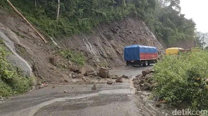 Material longsor masih menutupi Jalur Tompo Ladang.