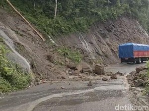 Poros Maros-Bone Tertutup Longsor, Pengendara Diimbau ke Jalur Alternatif