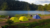 Sejumlah pengunjung menikmati keindahan Danau Law Kawar di Desa Kutagugung, Kecamatan Naman Teran, Kabupaten Karo, Sumatera Utara, Rabu (3/7/2024).