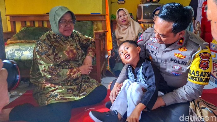 Menteri Sosial (Mensos), Tri Rismaharini mendatangi kediaman Ilham Ramadhan di Kampung Cihanjuang, Desa Pananjung, Kecamatan Cangkuang, Kabupaten Bandung