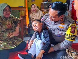Derai Air Mata Mensos Risma Saat Temui Bocah Ilham di Bandung