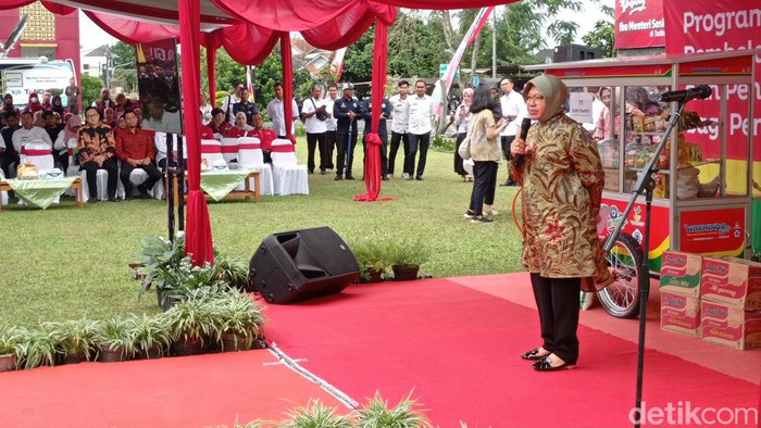 Menteri Sosial RI Tri Rismaharini saat berkunjung ke Tasikmalaya.