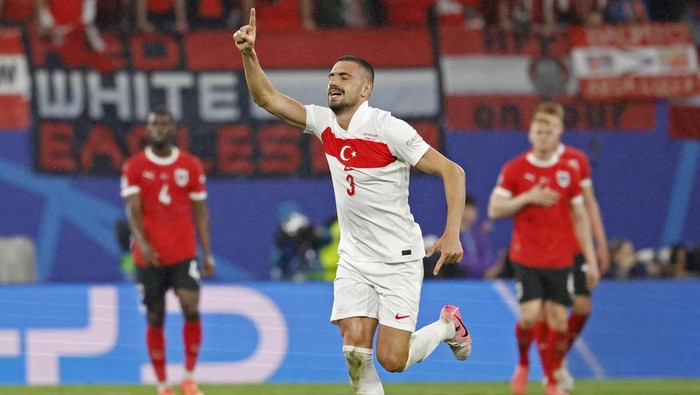 Soccer Football - Euro 2024 - Round of 16 - Austria v Turkey - Leipzig Stadium, Leipzig, Germany - July 2, 2024 Turkeys Merih Demiral celebrates scoring their second goal REUTERS/Heiko Becker