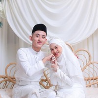 Misya menikah muda saat dipersunting Aslam. Kala itu dia masih kuliah. Kini, dia dan Aslam telah dikaruniai dua anak. Foto: dok. Instagram/@umisyamazlan