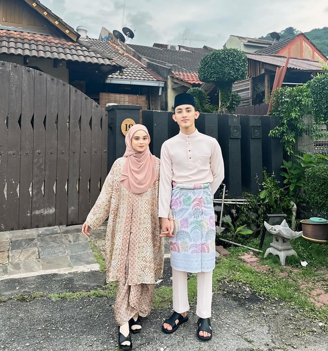 Misya pun memilih untuk  terbuka dan berbagi pengalamannya hidup di pernikahan poligami melalui platform media sosial. Menurut saya, tidak masalah giliran siapa. Pria mudah merasa cemas, jadi untuk menghindari hal-hal yang tidak perlu, saya tidak menghubungi dia kecuali memang perlu. Saya biarkan Aslam menjalani hidupnya. Itu tips dari saya,” akunya. Foto: dok. Instagram/@umisyamazlan