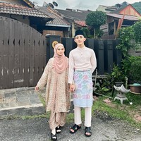 Misya pun memilih untuk  terbuka dan berbagi pengalamannya hidup di pernikahan poligami melalui platform media sosial. Menurut saya, tidak masalah giliran siapa. Pria mudah merasa cemas, jadi untuk menghindari hal-hal yang tidak perlu, saya tidak menghubungi dia kecuali memang perlu. Saya biarkan Aslam menjalani hidupnya. Itu tips dari saya,” akunya. Foto: dok. Instagram/@umisyamazlan