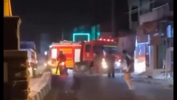 Mobil pemadam kebakaran milik Pemda Kabupaten Indramayu tertabrak kereta api di perlintasan Haurgeulis, Indramayu, Jawa Barat.