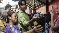 Dalam kesempatan tersebut, putra sulung Presiden Joko Widodo itu membagikan buku dan susu gratis kepada anak-anak.  