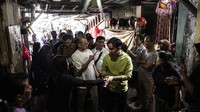 Wakil Presiden Terpilih Gibran Rakabuming Raka (tengah) didampingi artis Rafi Ahmad (kanan) berjalan menyusuri gang saat blusukan di Gang I Kelurahan Pasar Manggis, Jakarta, Rabu (3/7/2024).   