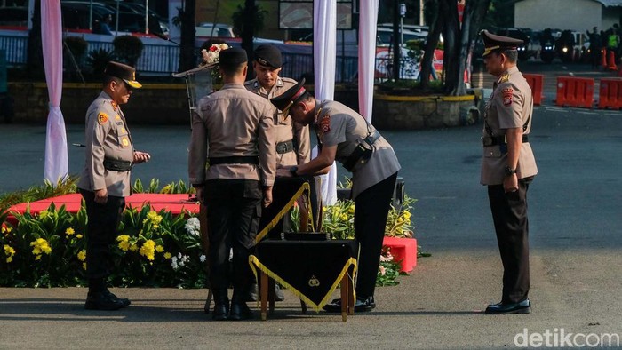 Momen Sertijab Wakapolda Metro hingga Kapolres Tanjung Priok Sejumlah pejabat utama Polda Metro Jaya mulai dari Wakapolda Metro Jaya hingga kapolres diganti. Sertijab mereka dipimpin langsung Kapolda Metro Jaya Irjen Karyoto.
