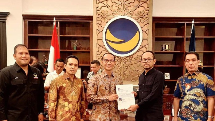 Mohan Roliskana saat menerima rekomendasi dukungan di NasDem Tower Jakarta.
