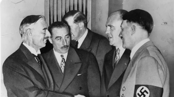 Neville Chamberlain (kiri) and Hitler pada September 1938 (Associated Press)