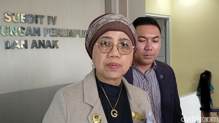 Nurmalah kuasa hukum korban saat berada di depan gedung Subdit IV Renakta Polda Sumsel