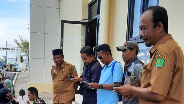 Orang tua wali murid SDN Pinggir Papas 1 Sumenep datangi sekolah soal tabungan siswa yang diduga digelapkan.