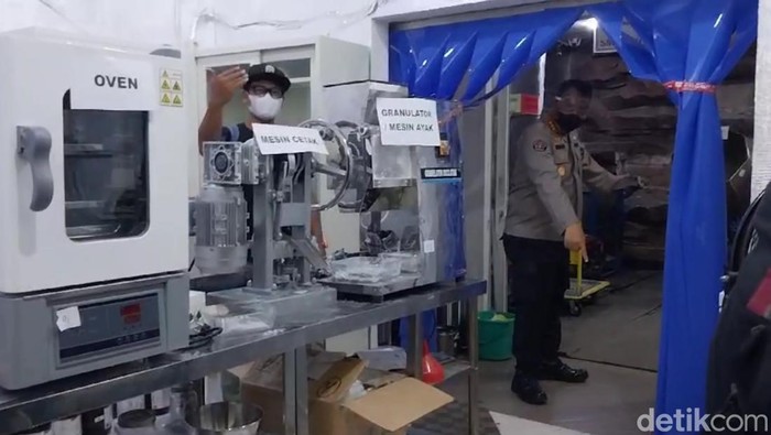 Pabrik ganja sintetis di Kota Malang.