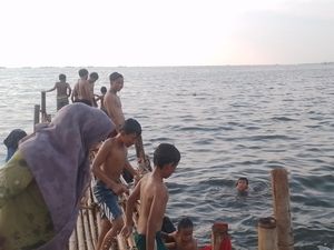 Sampah Kiriman ke Pantai Marunda Makin Sedikit, Air Laut Jadi Lebih Bening