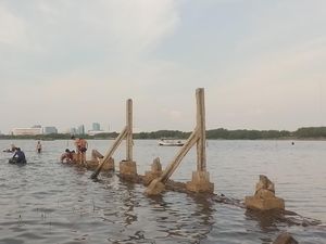 Pantai Marunda Masih Dilirik Wisatawan, meski Ada Sampah Berserakan