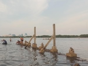 Pantai Marunda Masih Dilirik Wisatawan, meski Ada Sampah Berserakan