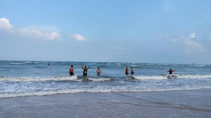 Pantai Tuing merupakan salah satu destinasi wisata yang menyajikan keindahan pesisir laut di Kabupaten Bangka. Pantai ini mudah dijangkau dengan jarak tempuh kurang lebih 1,5 jam dari Pangkalpinang.