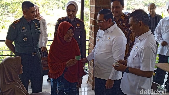 Pemkab Sumedang bersama dengan Baznas saat memberikan kartu TANGKIS.