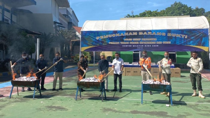 Pemusnahan rokok ilegal oleh Kanwil Bea Cukai Aceh. (Dok Bea Cukai Aceh)