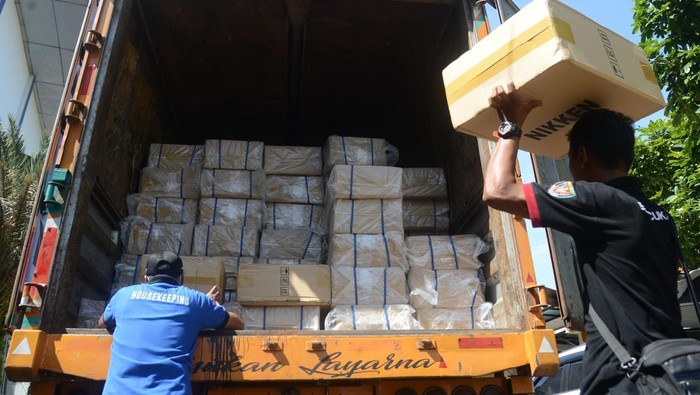Pemusnahan rokok impor ilegal di Aceh Petugas Bea Cukai membongkar muatan rokok impor ilegal hasil penindakan operasi gabungan dari truk barang sebelum dimusnahkan di Banda Aceh, Aceh, Rabu (3/7/2024). Kanwil Bea Cukai Aceh memusnahkan sebanyak 5.910.000 batang rokok impor ilegal dan menangkap empat tersangka serta satu unit barang bukti kapal penyelundup KM Indah Dua GT.45 QQB No.172 dengan perkiraan kerugian negara Rp18,625 miliar. ANTARA FOTO/Ampelsa/aww.