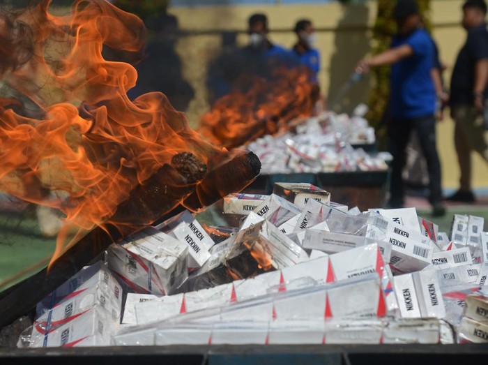 Petugas Bea Cukai membongkar muatan rokok impor ilegal hasil penindakan operasi gabungan dari truk barang  sebelum dimusnahkan di Banda Aceh, Aceh, Rabu (3/7/2024). Kanwil Bea Cukai Aceh memusnahkan sebanyak 5.910.000 batang rokok impor ilegal dan menangkap empat tersangka serta satu unit barang bukti kapal penyelundup KM Indah Dua GT.45 QQB  No.172  dengan perkiraan kerugian negara Rp18,625 miliar.  ANTARA FOTO/Ampelsa/aww.