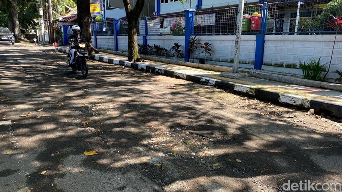 Penampakan kerusakan di Jalan Guntur, Kota Bandung yang diurug menggunakan brangkal.