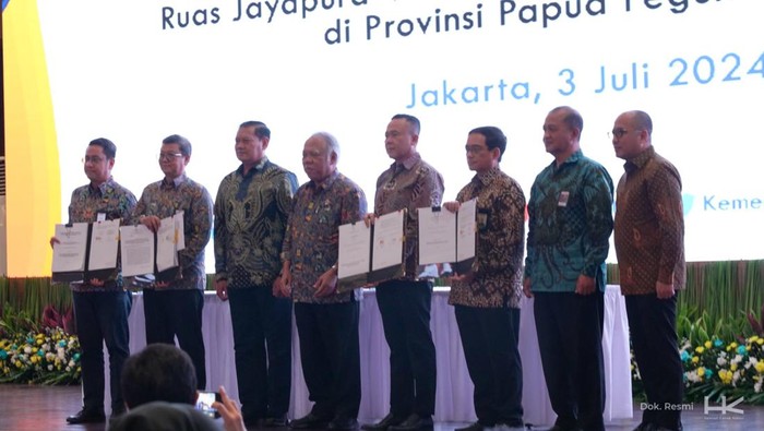 Penandatanganan Perjanjian Kerjasama Pemerintah dengan Badan Usaha (KPBU) Pembangunan Jalan Trans Papua Ruas Jayapura-Wamena Segmen Mamberamo-Elelim.