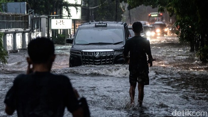 Pengendara Terobos Banjir di Jl Darmawangsa X Jaksel Hujan deras mengguyur Jakarta Selatan sore ini. Jalan Darmawangsa X terdampak banjir.