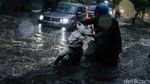 Pengendara Terobos Banjir di Jl Darmawangsa X Jaksel