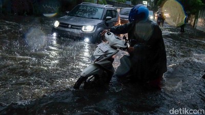 Pengendara Terobos Banjir di Jl Darmawangsa X Jaksel