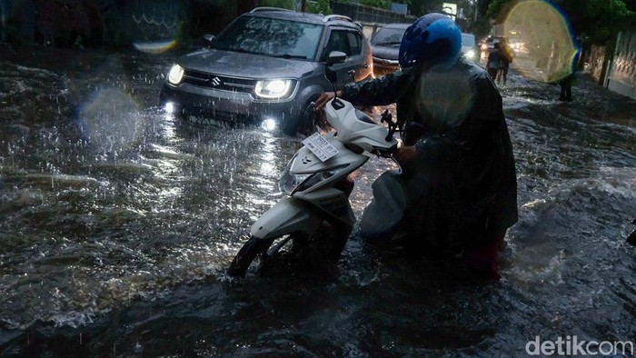 Hujan deras mengguyur Jakarta Selatan sore ini. Jalan Darmawangsa X terdampak banjir.