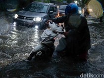 Pengendara Terobos Banjir di Jl Darmawangsa X Jaksel