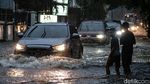 Pengendara Terobos Banjir di Jl Darmawangsa X Jaksel