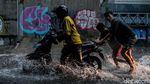 Pengendara Terobos Banjir di Jl Darmawangsa X Jaksel
