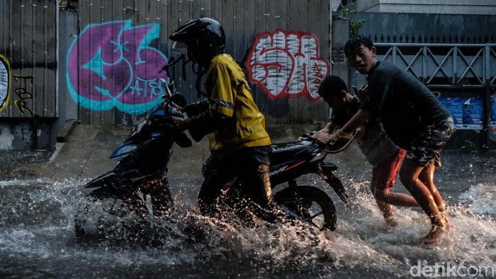 Hujan deras mengguyur Jakarta Selatan sore ini. Jalan Darmawangsa X terdampak banjir.