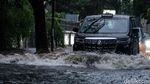 Pengendara Terobos Banjir di Jl Darmawangsa X Jaksel