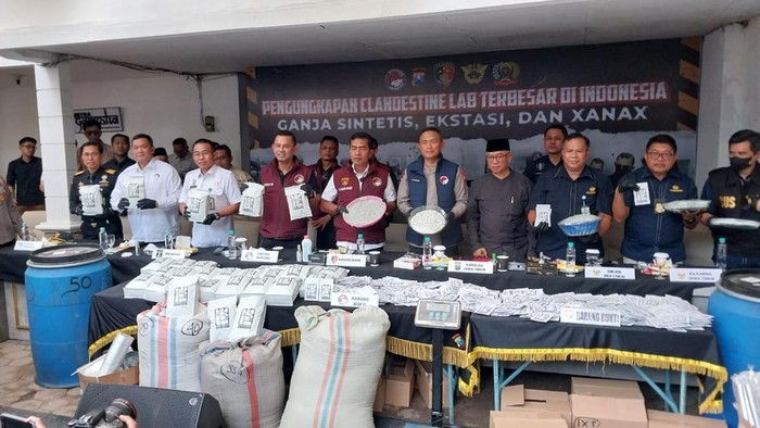 Pengungkapan pabrik ganja sintetis di Kota Malang yang disebut terbesar se-Indonesia.