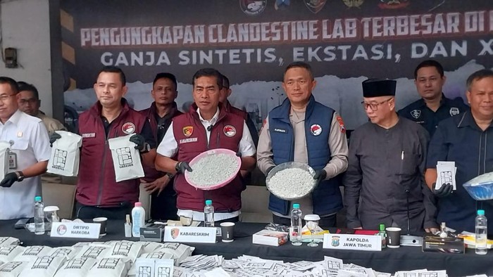 Pengungkapan pabrik ganja sintetis di Kota Malang yang disebut terbesar se-Indonesia.