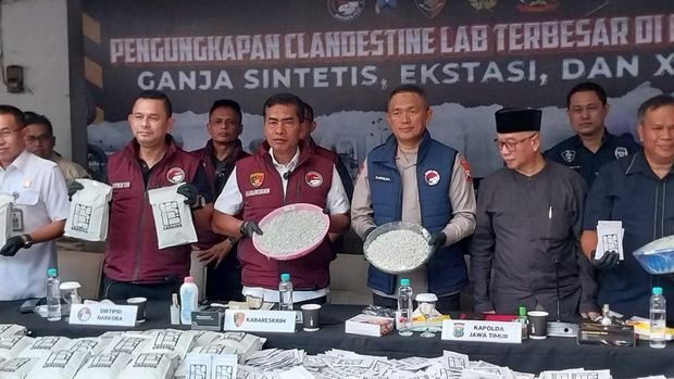 Pengungkapan pabrik ganja sintetis di Kota Malang yang disebut terbesar se-Indonesia.