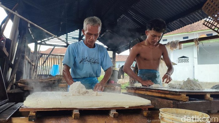 Perajin tahu di Ciamis cemas akan harga kedelai yang kemungkinan melambung setelah rupiah melemah terhadap dolar AS.